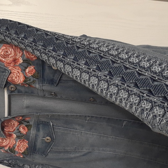 Super cute denim jacket with roses. med. - Picture 2 of 7